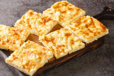 Alevropita Çıtır Feta turtası, Epirus 'un masadaki tahtaya yakın plan çekimdir. Yatay