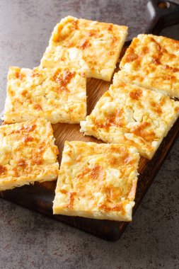 Alevropita Yunan İnce Vurucu Feta Turtası masanın üzerindeki tahta tahtaya yakın plan. Dikey