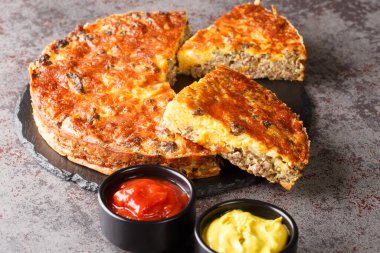 Amerikan çizburger turtası, kıymalı ve çedar peynirli masaya yakın plan. Yatay