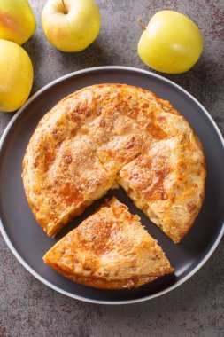 Masanın üzerinde çıtır çıtır tereyağlı, ev yapımı elmalı turta. Yukarıdan dikey üst görünüm