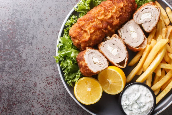 Serbian Breaded Rolled Cutlet Karageorge Schnitzel Com Batatas Fritas Molho — Fotografia de Stock