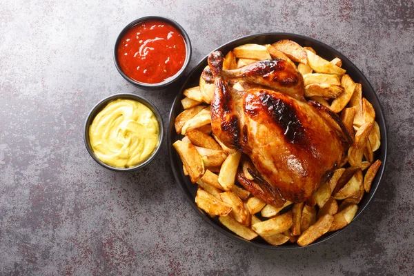 Peruaanse Pollo Brasa Kip Met Gebakken Aardappelen Sauzen Close Een — Stockfoto