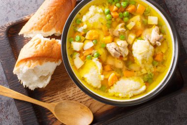 Hırvat ev yapımı sebzeli tavuk çorbası ve masada yakın plan irmikli hamur köftesi. Yukarıdan yatay üst görünüm