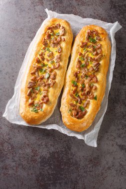 Yumurtalı etli turta, doldurulmuş ekmek, masanın üzerinde yakın plan pizza. Yukarıdan dikey üst görünüm