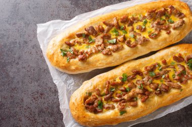 Makedon pastrmajlija turtası, acı biber, et ve yumurta parçaları, domuz yağı ve masanın üzerindeki parşömenin üzerinde çıtır çıtır bir kabuk tabakasıyla yapıldı. Yukarıdan yatay üst görünüm