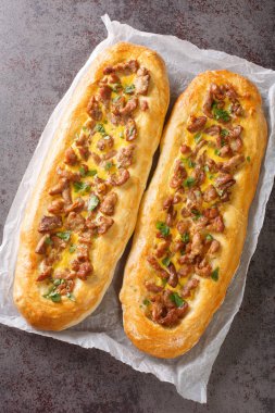 Geleneksel fırın, masadaki parşömenin üzerinde Makedon usulü etli börek pişirdi. Yukarıdan dikey üst görünüm