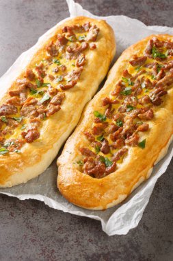 Yumurtalı etli turta, doldurulmuş ekmek, masanın üzerinde yakın plan pizza. Dikey