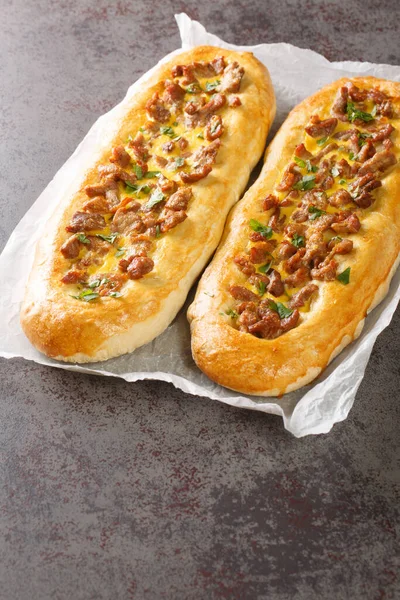 Geleneksel fırın, masadaki parşömenin üzerinde Makedon usulü etli börek pişirdi. Dikey