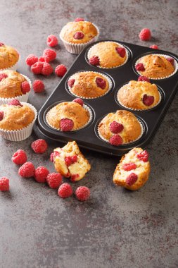 Taze ev yapımı lezzetli ahududulu çörekler masaya yakın çekim. Dikey