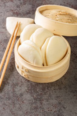 Gua bao, buharda pişmiş çörekler, yakın plan bambu, masada bao çörekleri. Dikey