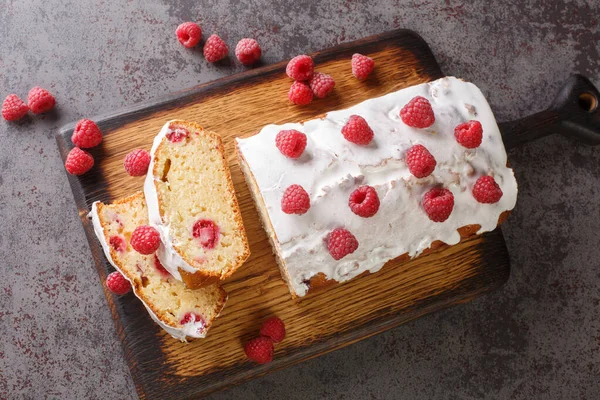 Sliced Raspberry Loaf Cake Bread White Glaze Close Wooden Board — Stockfoto