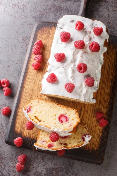 Broodkoek Met Verse Frambozen Close Een Houten Bord Tafel Verticaal — Stockfoto