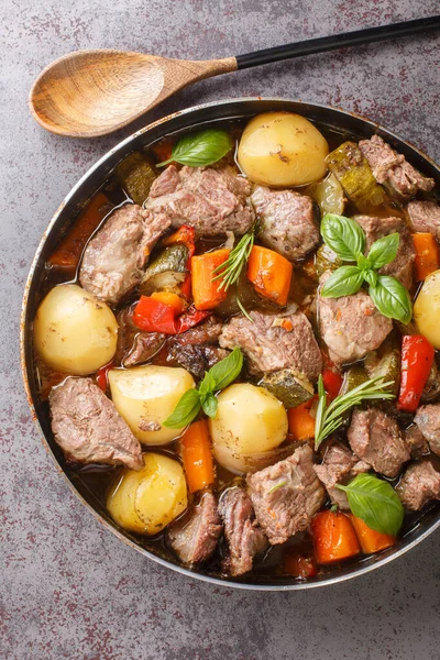 Delicious Croatian Peka Cooked Veal Meat Seasonal Vegetables Herbs Close — Fotografia de Stock