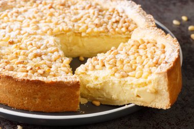 Otantik İtalyan Torta della Nonna Kremalı Tart, masanın üzerindeki tabağa yakın plan. Yatay