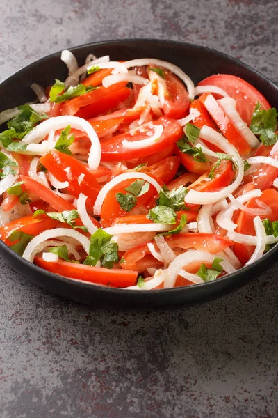 Salada Tomate Verão Com Cebola Coentro Temperados Com Azeite Close — Fotografia de Stock