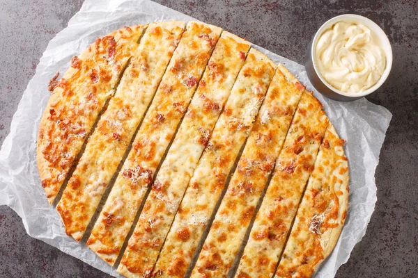 Pizza Garlic Fingers Mozzarella Cheese Bacon Herbal Butter Donair Sauce — Foto Stock