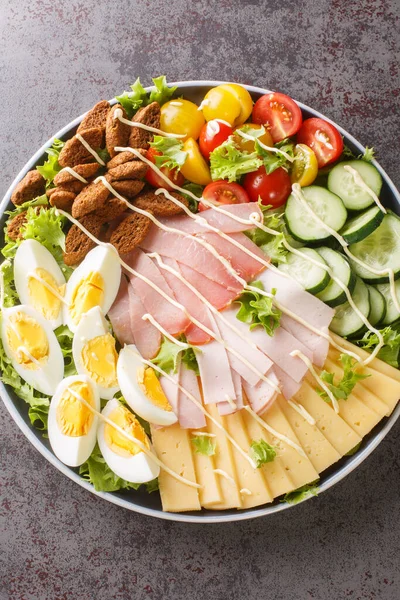 Beautiful Delectable Chef Salad Eggs Ham Cheese Fresh Tomatoes Cucumbers — Fotografia de Stock