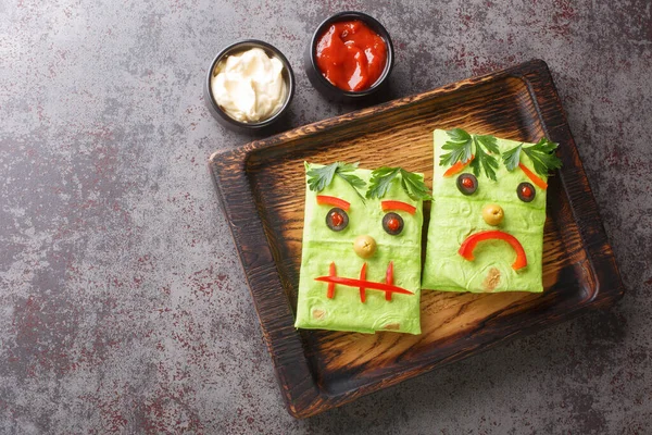 Halloween Monster Wraps Burrito Sandwich Funny Face Wooden Tray Table — Stockfoto