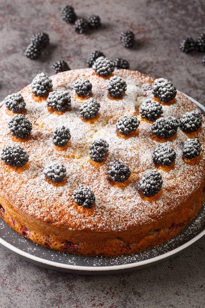 Fluffy Cake Blackberries Sugar Oin Top Closeup Plate Table Vertica — Stockfoto