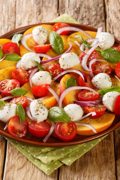 Caprese Salad Peaches Mozzarella Cherry Tomatoes Onions Basil Close Plate — ストック写真