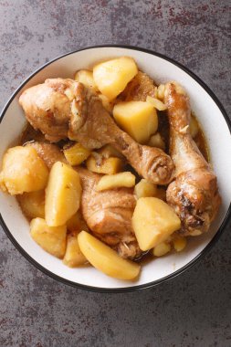 Semur Ayam Kentang Kecap Tavuk Patates Dumanı. Masanın üzerindeki kaseye yakın plan. Yukarıdan dikey üst görünüm