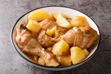 Endonezya mutfağından tavuk budu, masaya yakın plan baharatlı tatlı soya soslu patatesle pişirilmiş. yatay