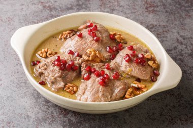 Fesenjan basit bir İran güveci. Ceviz, nar pekmezi ve tavuğun kalçalarını masaya yakın konur. Yatay