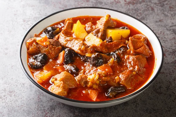 Khoresht Aloo煮羊肉与干李子或李子 西红柿 胡萝卜和大蒜密切在碗上的桌子上 横向A — 图库照片