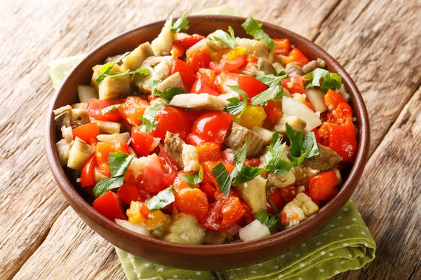 Vegetarischer Gemüsesalat Mit Gegrillten Auberginen Gebackenen Paprika Zwiebeln Tomaten Und — Stockfoto