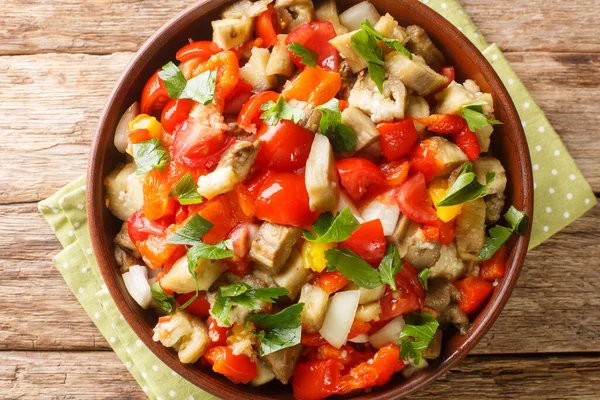 Salada Vegetariana Vegetal Com Berinjela Grelhada Pimentas Assadas Cebolas Tomates — Fotografia de Stock