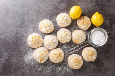 Masanın üzerine yakın plan şeker serpiştirilmiş limonlu bisküviler serpiştirilmiş. Yukarıdan yatay üst görünüm