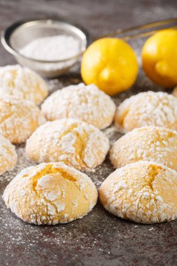 Limonlu Türk Katlak Kurabiye limonlu kurabiyeler, masaya yakın çekimde pudra şekeri. Dikey