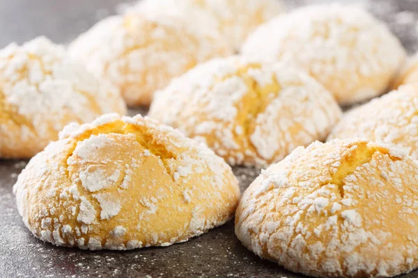 Close Cracked Lemon Biscuits Sprinkled Powdered Sugar Close Table Horizonta — Stock Photo, Image