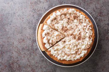 Rijstevlaai Hollanda usulü sütlaç, krem şanti ve çikolata parçacıkları masanın üstünde yakın plan. Yukarıdan yatay üst görünüm