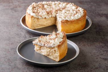 Hollanda ve Belçika usulü krem şanti ve çikolata parçalı turta, masanın üstünde. Yatay