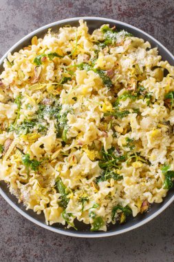Sicilyalı Mafalda Corta Pasta di Gragnano, Lemon, kavrulmuş Pistachios ve Wild Rocket ile masanın üstünde. Yukarıdan dikey üst görünüm