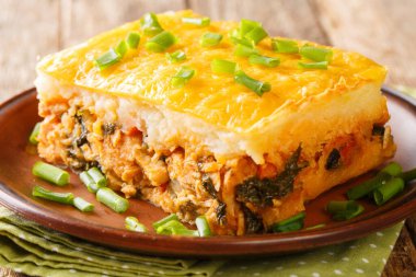 Escondidinho Brezilya katmanlı patates püresi, üzerinde kıyma ve sebze ile birlikte masaya yakın peynirle birlikte. yatay