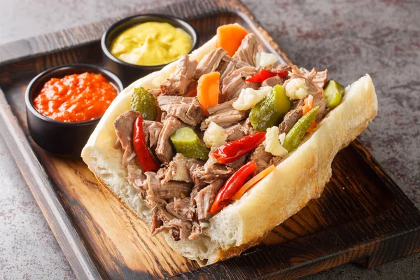 Beroemde Chicago Italiaanse Rundvlees Sandwich Met Giardanarra Gebeitst Close Houten — Stockfoto