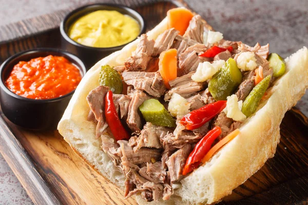 Zelfgemaakte Chicago Italian Beef Sandwich Met Giardanarra Close Houten Dienblad — Stockfoto