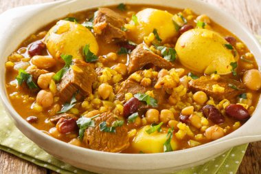 Yahudi Cholent Hamin, biftek, patates, fasulye, arpa ve masada daha yakın çekim yapılan Şabat yemeğinin ana yemeği olarak İsrail 'i hazırladı. Yatay