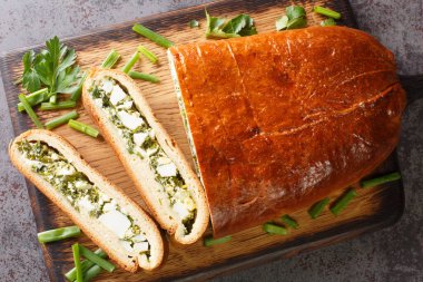 Haşlanmış yumurta, yeşil soğan, maydanoz, dereotu ve ıspanak ile doldurulmuş lezzetli bir turta. Yukarıdan yatay üst görünüm