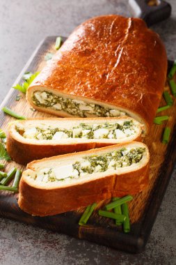 Ukrayna baharatlı yumurtası ve taze otlu turta masanın üzerindeki tahta tahtada yakın plan. Dikey