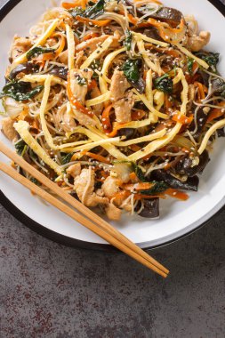 Japon cam eriştesi yumurta, sebze ve mantarla birlikte masada kızartılmış. Yukarıdan dikey üst görünüm