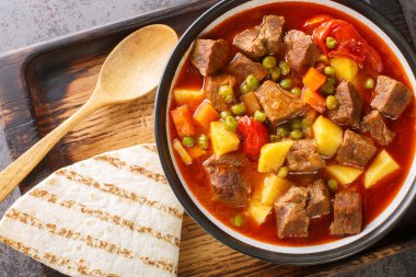 Orman kebabı mı? Ya da İngiliz Ormanı Kebabı, Bolu şehrinin ünlü yemeklerinden biridir. Masanın üzerindeki kaseye yakın. Yukarıdan yatay üst görünüm