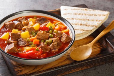 Orman kebabı mı? Ya da İngiliz Ormanı Kebabı, Bolu şehrinin ünlü yemeklerinden biridir. Masanın üzerindeki kaseye yakın. Yatay