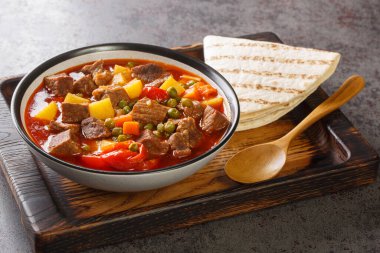 Türk Kebap Orman Kebabi Kebabı ve Küp Et ve Sebze Güveci masanın üzerindeki kasede yakın plan. Yatay