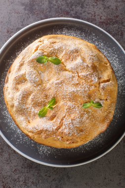 Geleneksel Polonya usulü pasta Karpatka, masanın üzerindeki tabağa yakın plan. Yukarıdan dikey üst görünüm