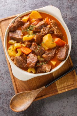 İrlanda bifteği ve Guinness güveci. Sebzeler de masanın üstündeki tencerede. Yukarıdan dikey üst görünüm