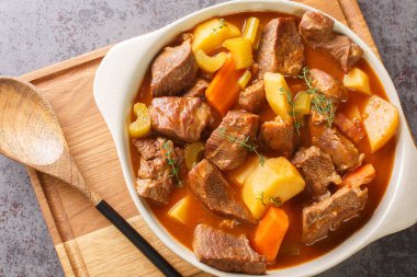 Geleneksel İrlanda et ve sebze güveci. Sofrada duran koyu biraya dayalı kalın bir sos. Yukarıdan yatay üst görünüm