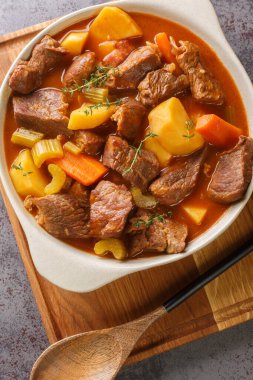 İrlanda güveci kuzu eti, taze sebzeler ve aromatik otlar, masanın üzerindeki tencerede bol miktarda bira ve et suyu sosu ile kaynatılır. Yukarıdan dikey üst görünüm